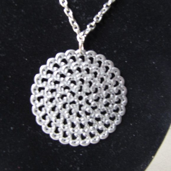 18 in Silver Plate Cable Chain with Silver 2 in Disc Focal Pendant NWOT - Picture 2 of 3